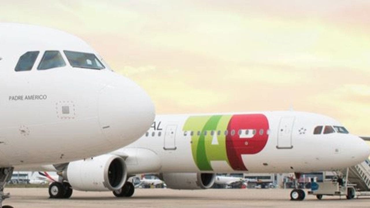 Fotografia exibindo 3 aviões dispostos lado a lado, decorados com as cores e logotipo da TAP Air Portugal